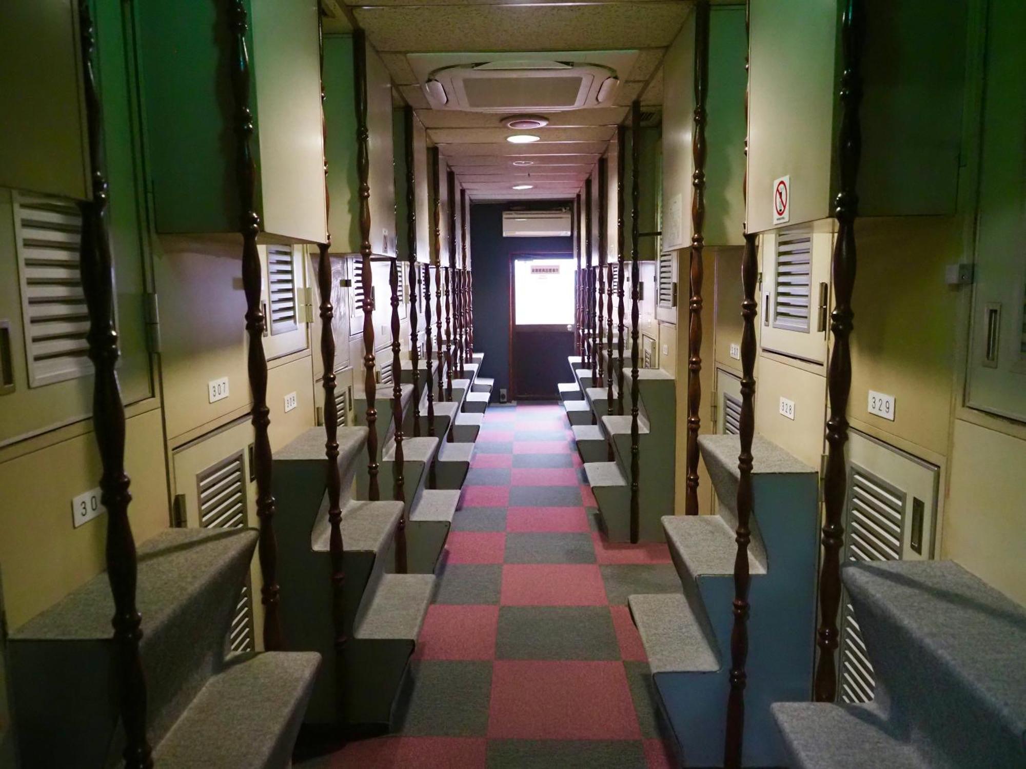 Capsule Hotel Block Room Токио Экстерьер фото
