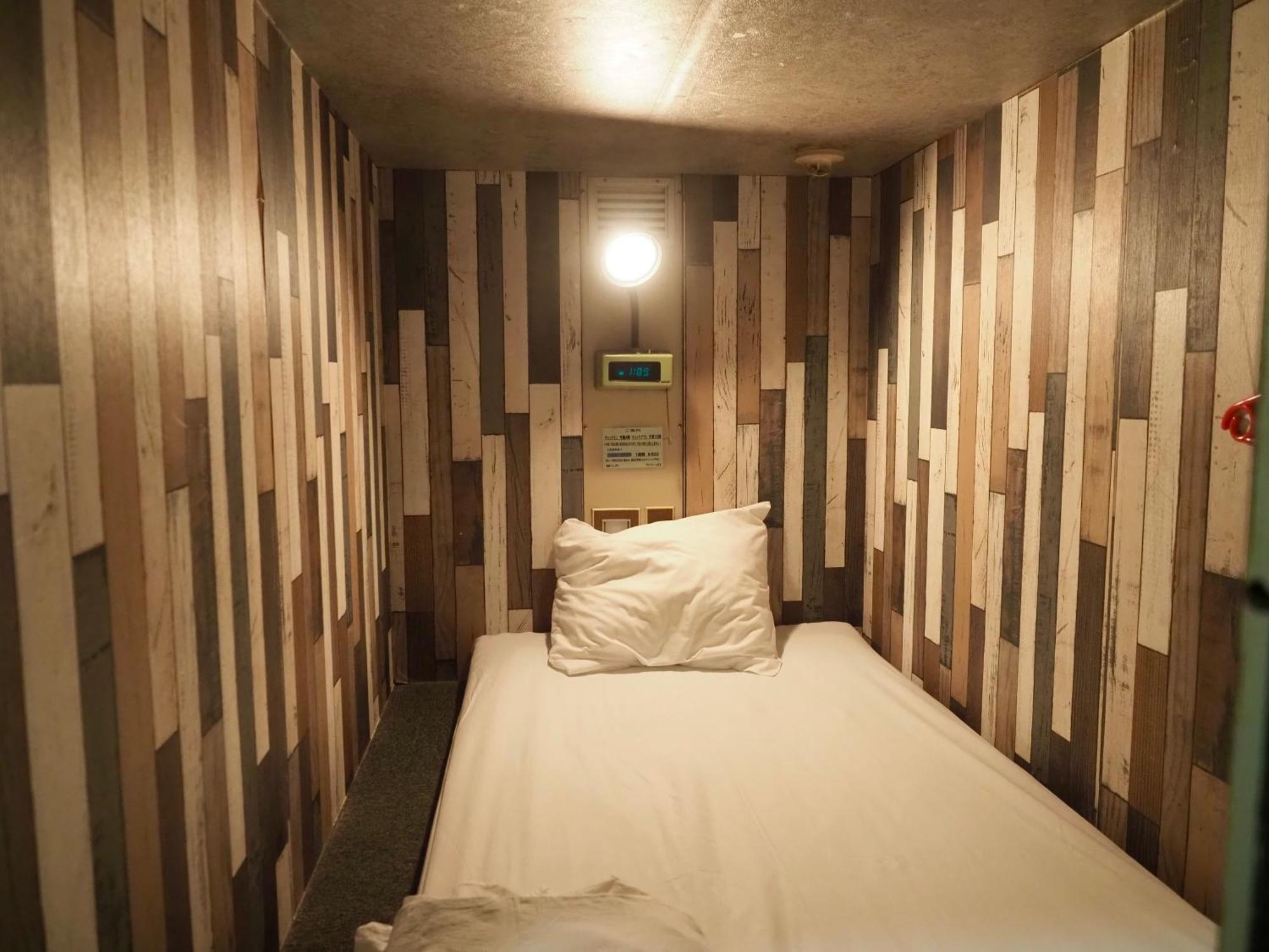 Capsule Hotel Block Room Токио Экстерьер фото