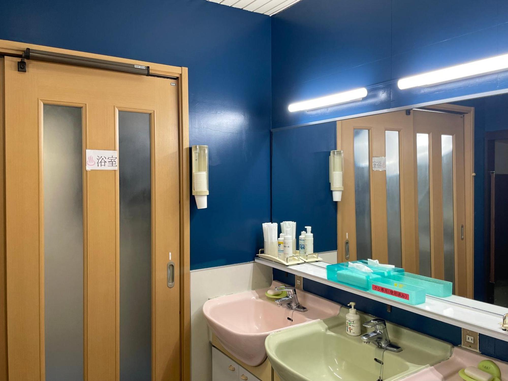 Capsule Hotel Block Room Токио Экстерьер фото